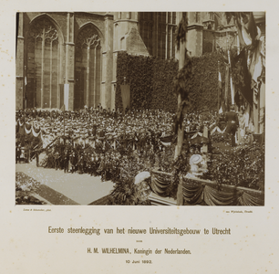 300016 Afbeelding van de eerste steenlegging van het Academiegebouw (Munsterkerkhof 29) te Utrecht door koningin ...